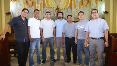 El grupo de siete diáconos cuando ensayaban en la catedral a horas de ser ordenados curas. Fotos: Yoseph Amaya