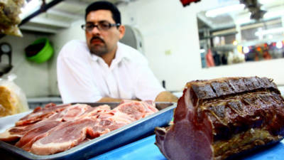 La carne de cerdo tiene demanda en Navidad para los tamales o por las piernas horneadas.