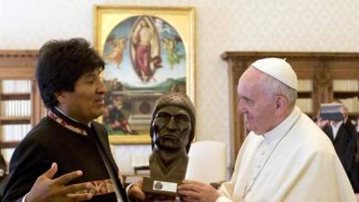 El papa argentino recibió al presidente Morales en la biblioteca del palacio apostólico para una audiencia que duró 27 minutos. EFE
