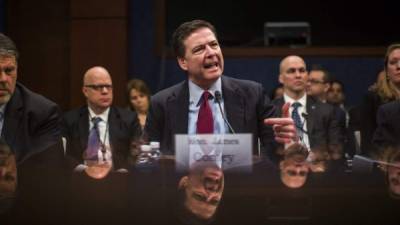 El director del FBI, James Comey, explica la petición del FBI a Apple para desbloquear el iPhone del caso San Bernardino. Foto: EFE/Jim Lo Scalzo