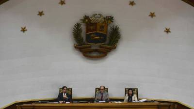 El presidente de la Asamblea Nacional, Julio Borges (centro), declaró el abandono del cargo de Maduro.