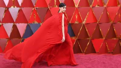 La cantante y actriz Sofia Carson llegó a la alfombra con un vestido que sobresalía más su enorme capa.