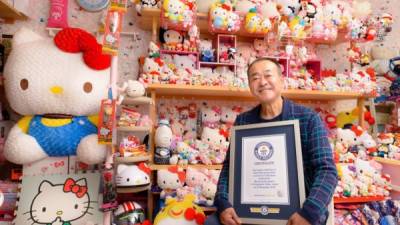 Masao Gunji con su colección de Hello Kitty. Foto: Guinnessworldrecords.es