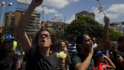 Estudiantes gritan consignas este 14 de febrero de 2014, en el municipio de Chacao en la zona metropolitana de Caracas (Venezuela). EFE
