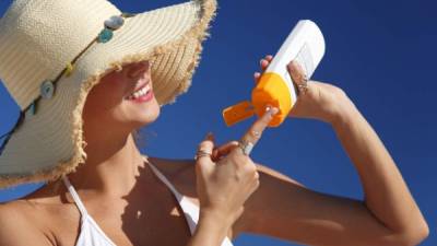 Use diarimente protector solar, reaplíquese tres veces al día. Además use sombrero para proteger más su rostro de los rayos del sol.