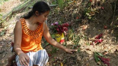 La joven Claudia Joseline Monterrey en la tumba de la pequeña.