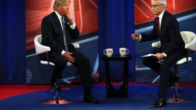 El candidato presidencial republicano Donald Trump habla con el presentador de CNN Anderson Cooper. EFE