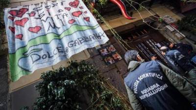 Hoy, varios policías científicos llegan a la famosa pizzería Sorbillo tras la explosión de un paquete bomba, en el centro de Nápoles (Italia).