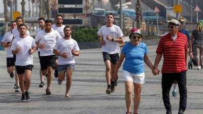 Los israelíes ya pueden pasear libremente sin necesidad de mascarillas tras la inmunización de la población./AFP.