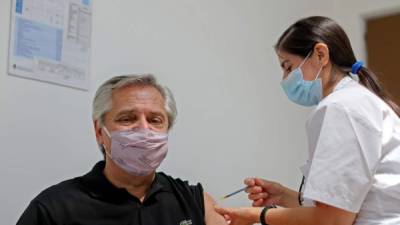 El titular del ejecutivo argentino instó a la población a vacunarse. Foto AFP