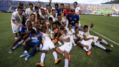 Los jugadores del Olimpia festejando con el trofeo de campeones.