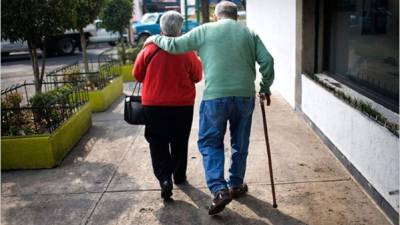 Al caminar lento un riesgo Alzhéimer.