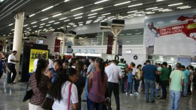 Las filas en el aeropuerto sampedrano son ya notables, muchos también salen del país.