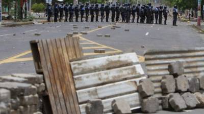 Los enfrentamientos entre manifestantes y las fuerzas de seguridad continuaban ayer en diversas ciudades del país.