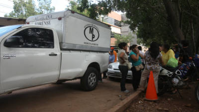 Personal de Medicina Forense llevó el cuerpo de Héctor Pérez a la morgue.