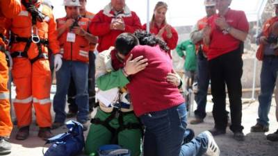 'Los 33 del milagro' afirman que gracias a la fe y la oración pudieron sobrevivir 69 días atrapados en las profundidades de la tierra. 'El minero 34, Dios, nos salvó'.