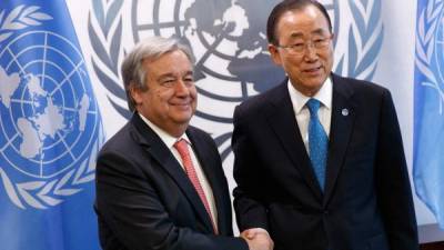 Antonio Guterres y Ban Ki-moon ayer en Naciones Unidas. Guterres nació en Lisboa el 30 de abril de 1949, entró en el partido socialista portugués tras la Revolución de los Claveles de 1974. Foto: AFP/Drew Angerer