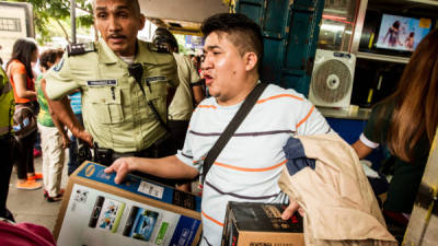 Desde hace dos semanas, los venezolanos se han volcado a las tiendas para comprar televisores y otros aparatos.