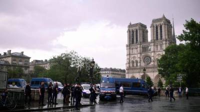 La policía francesa acordonó la catedral de Notre Dame tras el ataque a un agente. AFP.