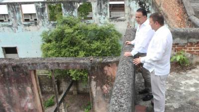 Calidonio y Virgilio Paredes observan el viejo edificio.