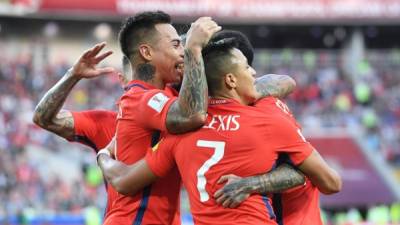 Chile's forward Martin Rodriguez (R hidden) celebrates after scoring a goal with team mates during the 2017 Confederations Cup group B football match between Chile and Australia at the Spartak Stadium in Moscow on June 25, 2017. / AFP PHOTO / Yuri KADOBNOV