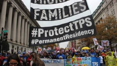 Manifestantes sostienen mensajes a favor del programa de Estatus de Protección Temporal (TPS). EFE/Archivo