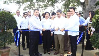 Juan Orlando Hernández, Mario y Jesús Canahuati hicieron el corte de cinta.