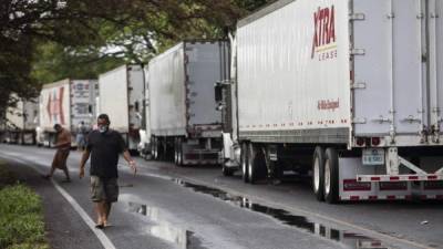 Camioneros participan en un bloqueo en la frontera de Peñas Blancas entre Nicaragua y Costa Rica. Foto: AFP