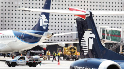 (FILES) In this file photo taken on May 20, 2020 an Aeromexico airlines plane lands at the Benito Juarez International airport, in Mexico City, amid the new Covid-19 coronavirus pandemic. - US regulators have downgraded Mexico's air safety rating, a move that bars Mexican carriers from offering new service or routes in the United States, the Federal Aviation Administration (FAA) announced May25, 2021. (Photo by PEDRO PARDO / AFP)