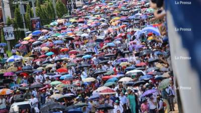 Protesta en Tegucigalpa, capital de Honduras, de médicos, maestros, estudiantes y enfermeras.