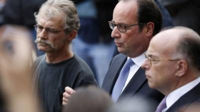 Hollande dice que los secuestradores eran 'terroristas' del Estado Islámico.