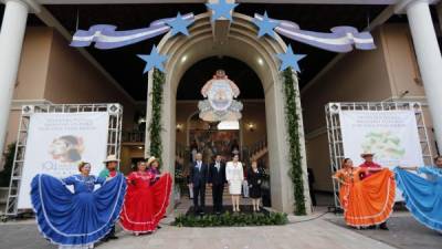 El gobernante Juan Orlando Hernández junto a su esposa Ana García; los acompañan autoridades del Poder Legislativo y Judicial.