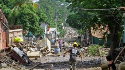 Las calles están llenas de escombros y enseres destruidos por la quebrada que en verano es inofensiva.