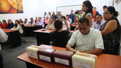 Los abogados previo a la evaluación.