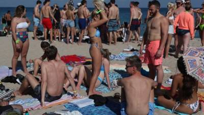 La Policía de Miami Beach, en el sur de Florida (EEUU), se halla en máxima alerta por la ola de 'spring breakers', como se llama a los jóvenes en vacaciones de primavera que llegan a la ciudad, que no respetan los protocolos por la covid y han ocasionado incidentes que llevaron al arresto de un centenar.