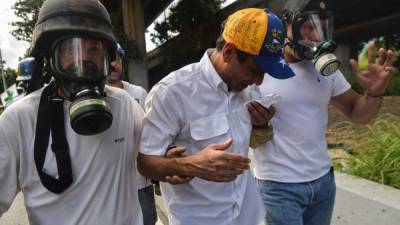 Capriles intentaba abandonar la protesta afectado por los gases lacrimógenos cuando fue atacado por los militares. AFP.