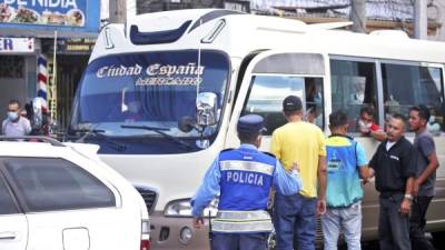 Agentes de la Dirección Nacional de Vialidad y Transporte y del IHTT realizan operativos en las unidades. Foto: Andro Rodríguez