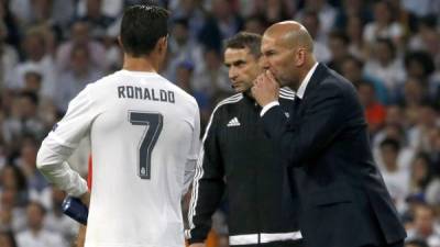 Zinedine Zidane conversa con Cristiano Ronado durante el partido de vuelta de las semifinales de la Champions ante el Manchester City. Foto EFE/Kiko Huesca