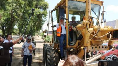 El comisionado de Coalianza, Miguel Ángel Gámez, da por iniciada la obra.