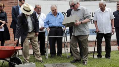 acto. Antonio Tavel, presidente de Tigo, colocó la primera piedra en compañía de los miembros de la Fundación Teletón.