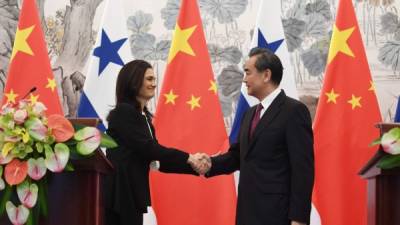 La vicepresidenta panameña Isabel de Saint Malo saluda al ministro de exteriores chino Wang Yi durante la conferencia de prensa donde anunció el establecimiento de relaciones con Pekín.