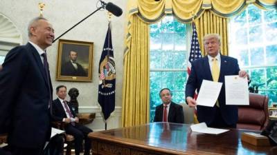 El viceprimer ministro de China, Liu He, presenta una carta del presidente de China, Xi Jinping, al presidente de los Estados Unidos, Donald J. Trump durante su reunión sobre negociaciones comerciales en la Oficina Oval de la Casa Blanca en Washington, DC, EEUU.