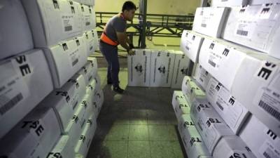 Un empleado del Tribunal Supremo Electoral de Honduras trabaja con material electoral hoy, lunes 20 de noviembre de 2017, en Tegucigalpa (Honduras). EFE