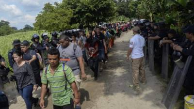 Policías Federales custodiaron a los migrantes centroamericanos hasta las instalaciones del Instituto Nacional de Migración en Chiapas./AFP.