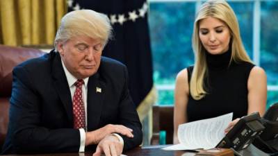 Donald Trump junto a su hija Ivanka en el Despacho Oval de la Casa Blanca en Washington.