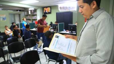 Profesionales con buena presentación llegan a diario en busca de una oportunidad a la Secretaría de Trabajo. Foto: Jordan Perdomo