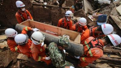 Rescatistas buscan víctimas en una zona afectada por un sismo en China. EFE