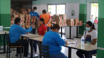 Muchos sampedranos acudieron ayer a solicitar su DNI a los centros habilitados. Fotos: Cantarero