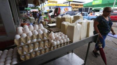 Consumo. Un negocios de huevos y lácteos en el mercado Dandy.