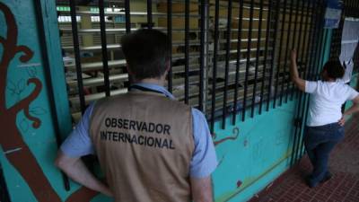 Un observador recorre un centro de votación.